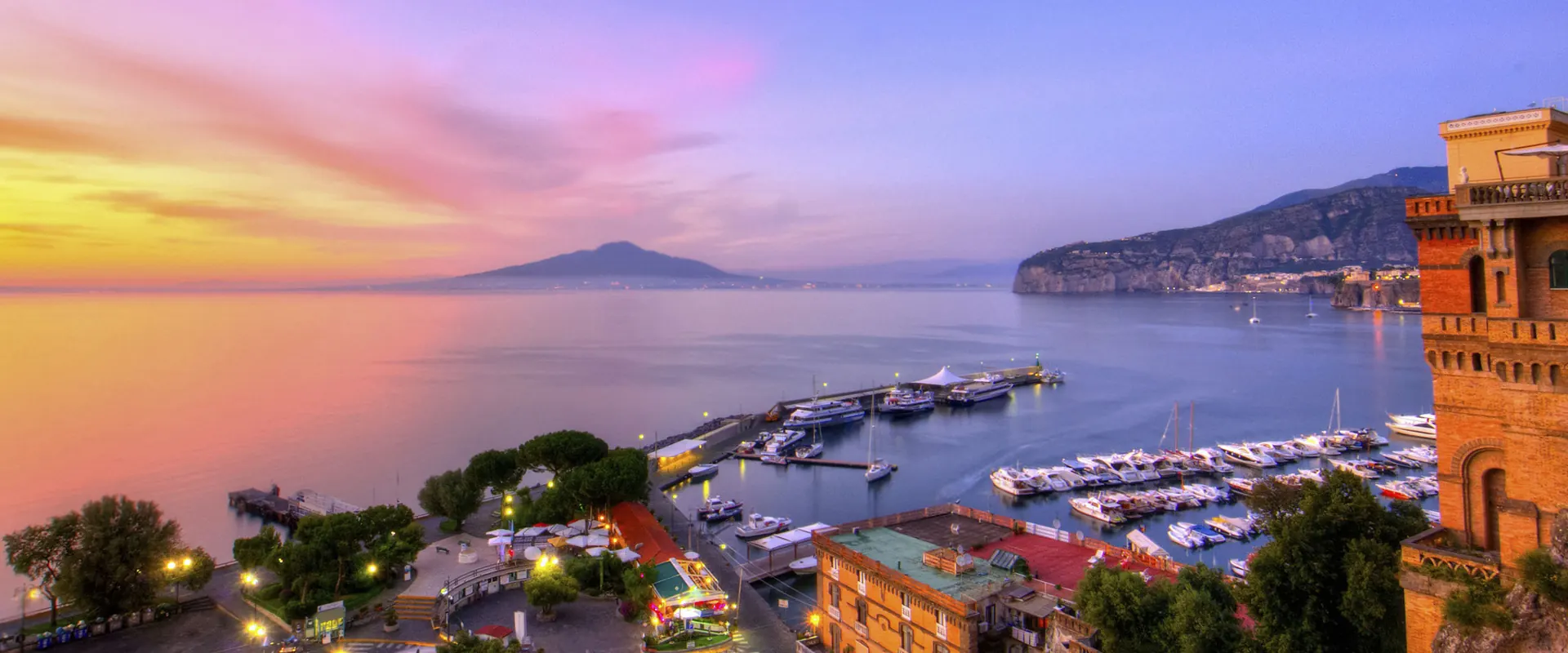 Il porto di Sorrento al tramonto, con il Vesuvio sullo sfondo